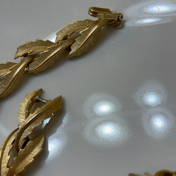 CROWN TRIFARI LEAF DESIGN DEMI-PARURE (NECKLACE, BRACELET, EARRINGS) - Picture 5 of 9